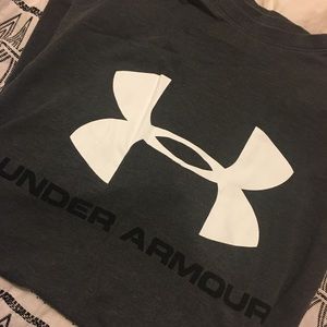 Gray men’s under armour t-shirt